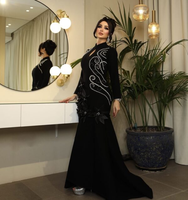 ⁦فستان سهرة أسود بتطريز لامع وزهور ثلاثية الأبعاد⁩ - الصورة ⁦2⁩
