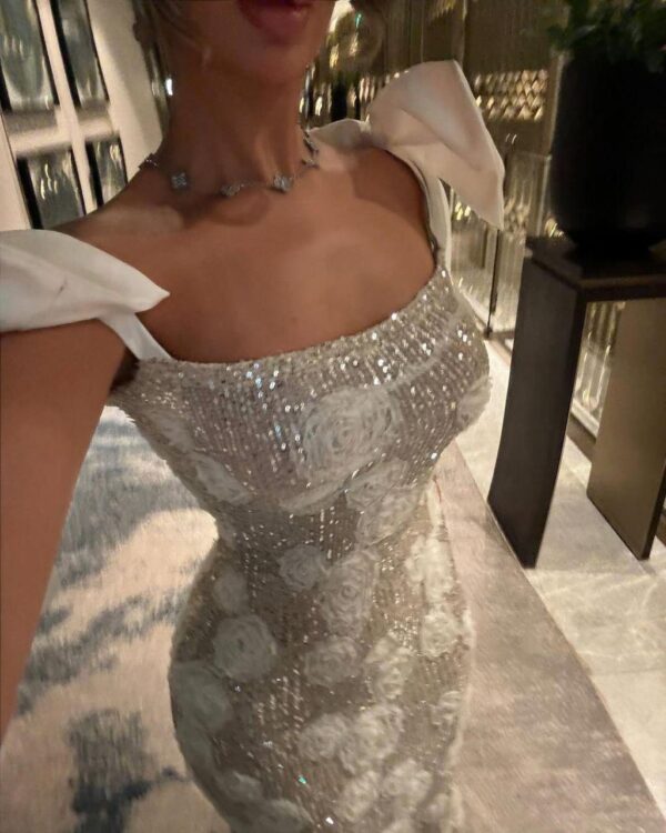 ⁦فستان سهرة أوف شولدر أبيض مزين بالورود⁩ - الصورة ⁦3⁩