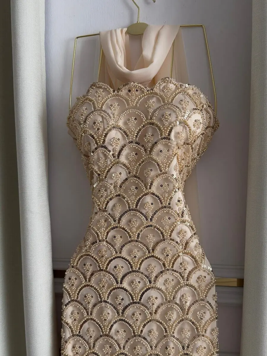 فستان ذهبي شامبانيا مفتوح من الكتف