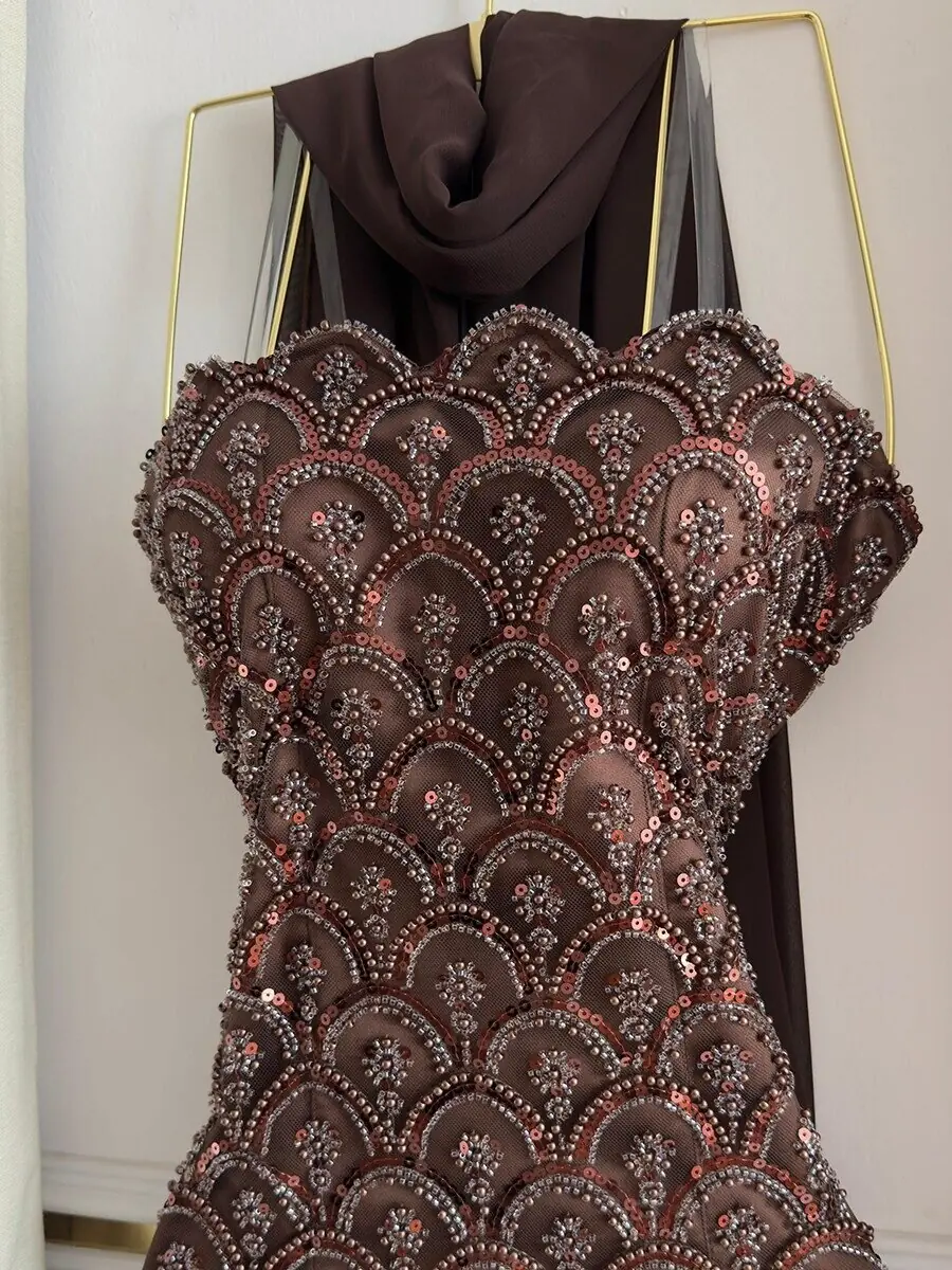 بني برونزي مع لمعة نحاسية بتطريز بارز