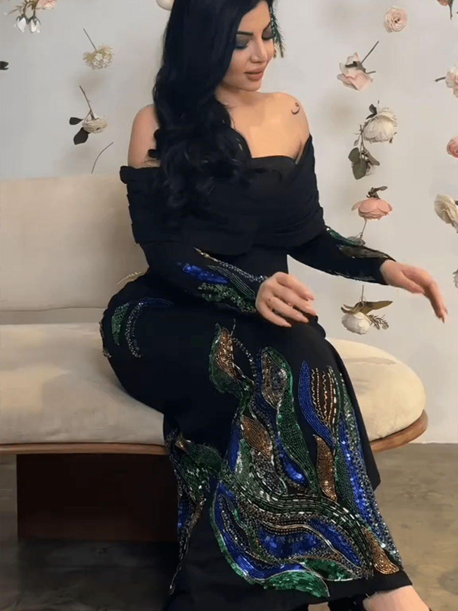 فستان أسود ضيق بتطريز لامع