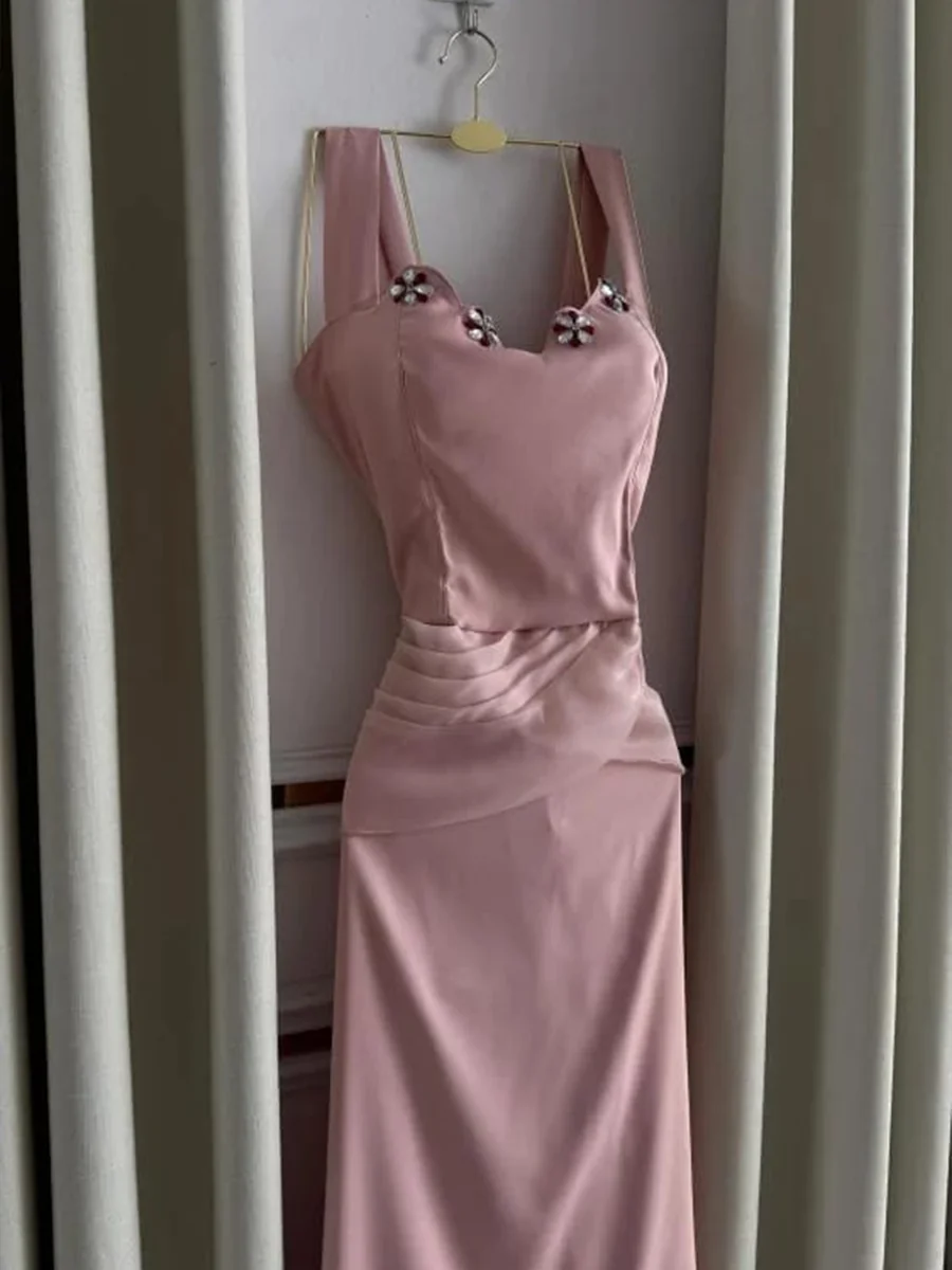 فستان سهرة وردي ناعم بتفاصيل أنيقة ولمسة ساتان