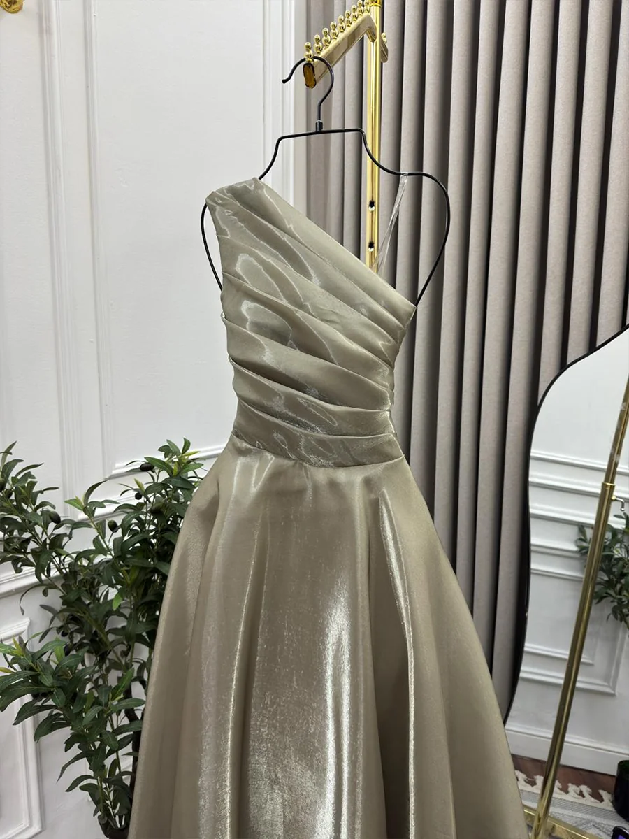 فستان شامبين لامع بقصة ملوكية