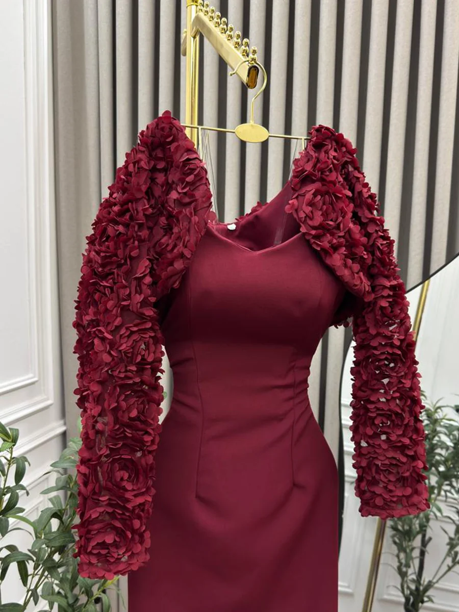 الفستان العنابي بأكمام وردية ثلاثية الأبعاد