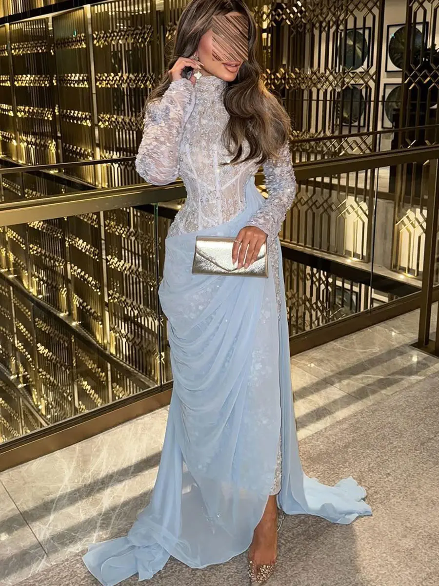فستان سماوي راقٍ بتطريز فاخر مع أكمام طويلة