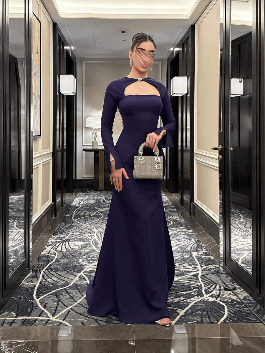 فستان كحلي بقصة جريئة عند الصدر