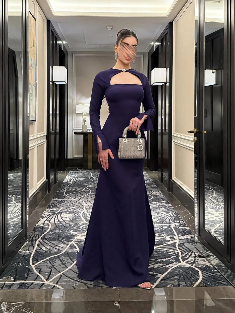 فستان كحلي بقصة جريئة عند الصدر