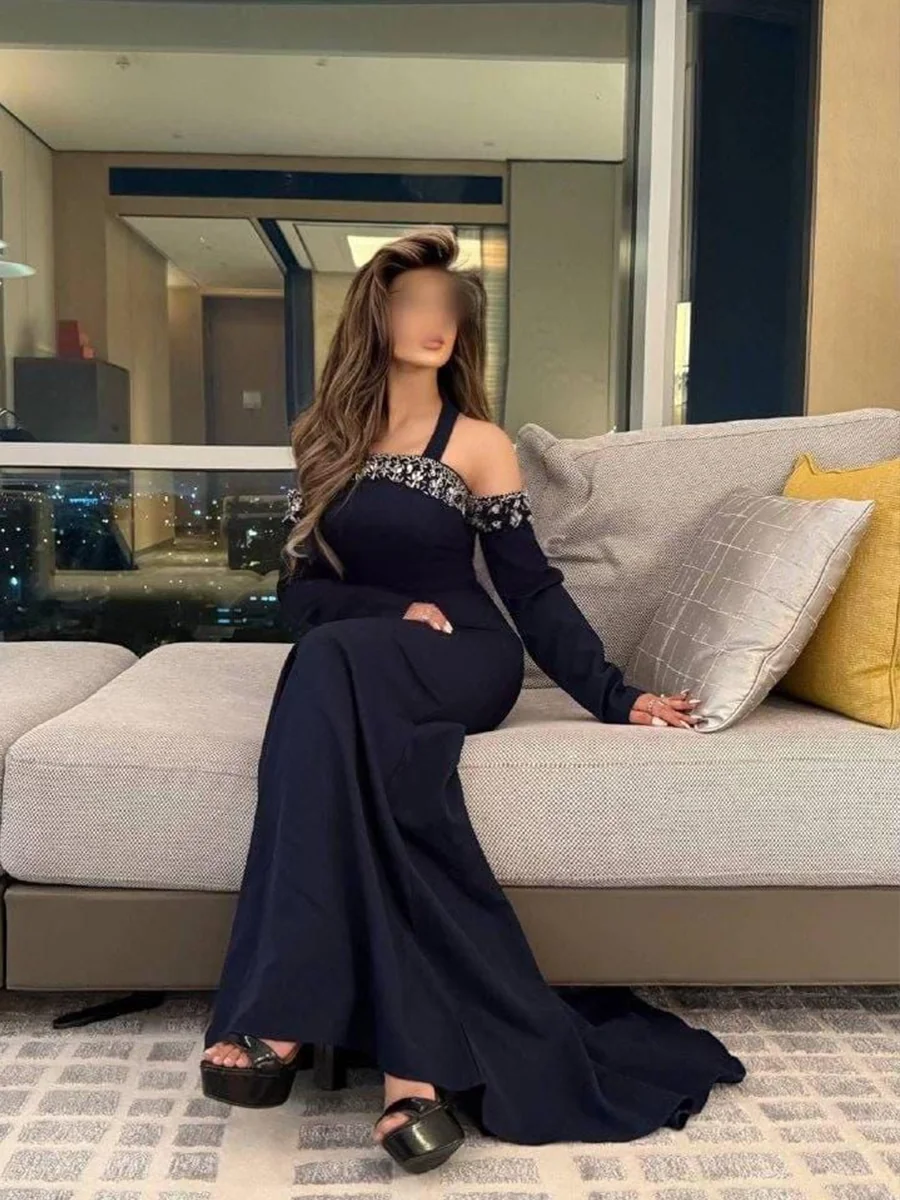 فستان كحلي بتطريز فاخر على الأكتاف