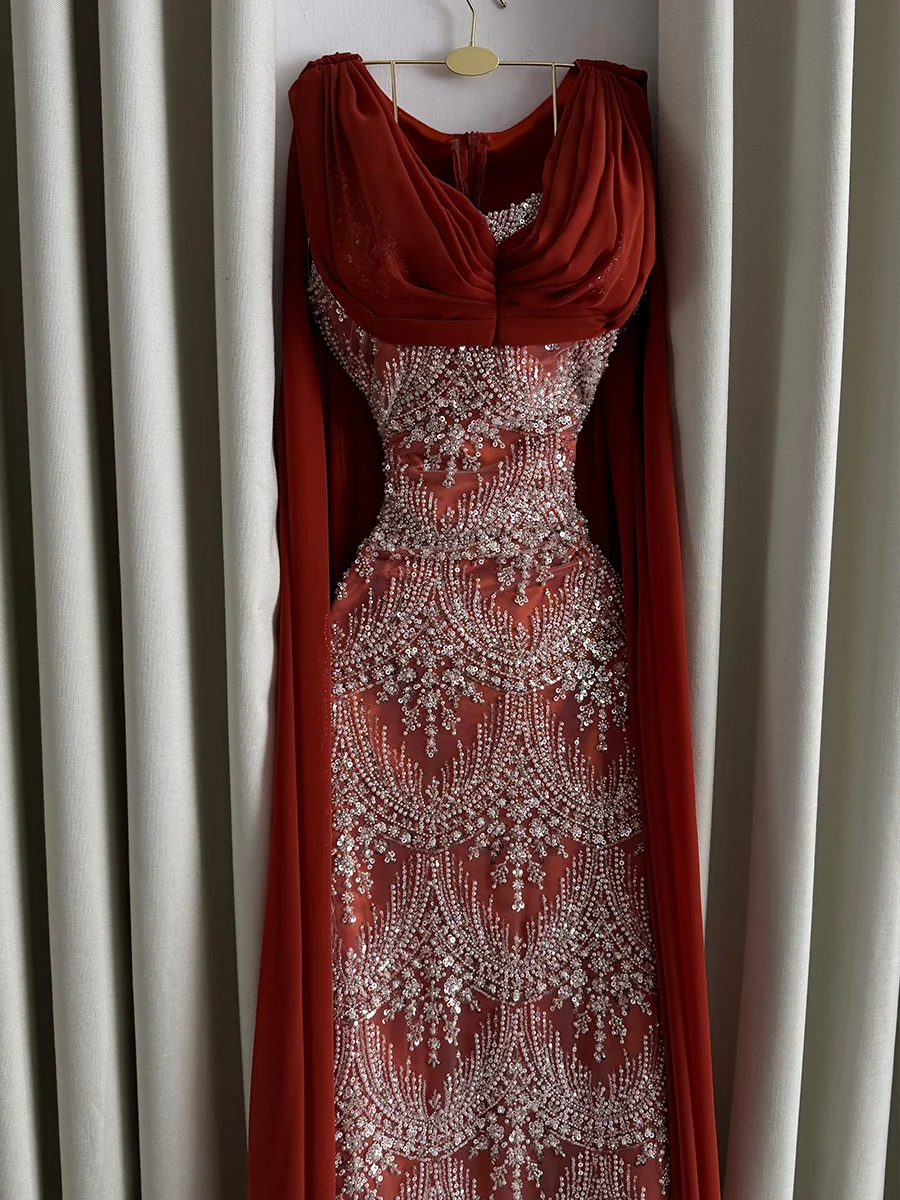 فستان أحمر مطرز بتصميم راق