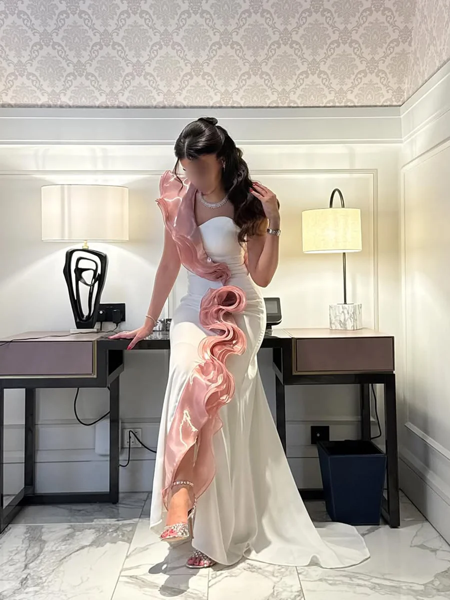فستان سهرة وردي ساتان بتصميم ناعم وفخامة راقية
