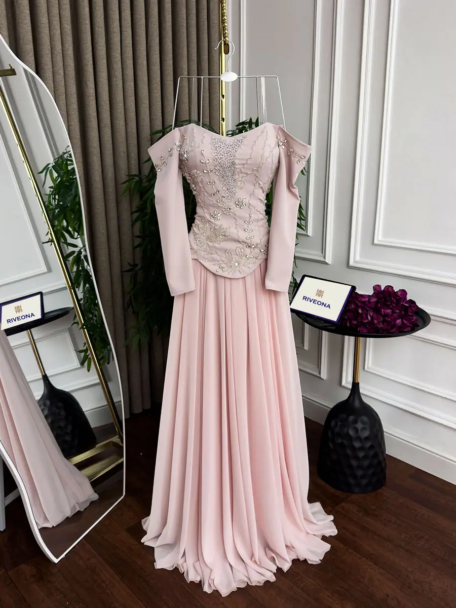 فستان وردي باربي  مطرّز بأكمام فاخرة تطريز يدوي وكلوش دبل شيفون