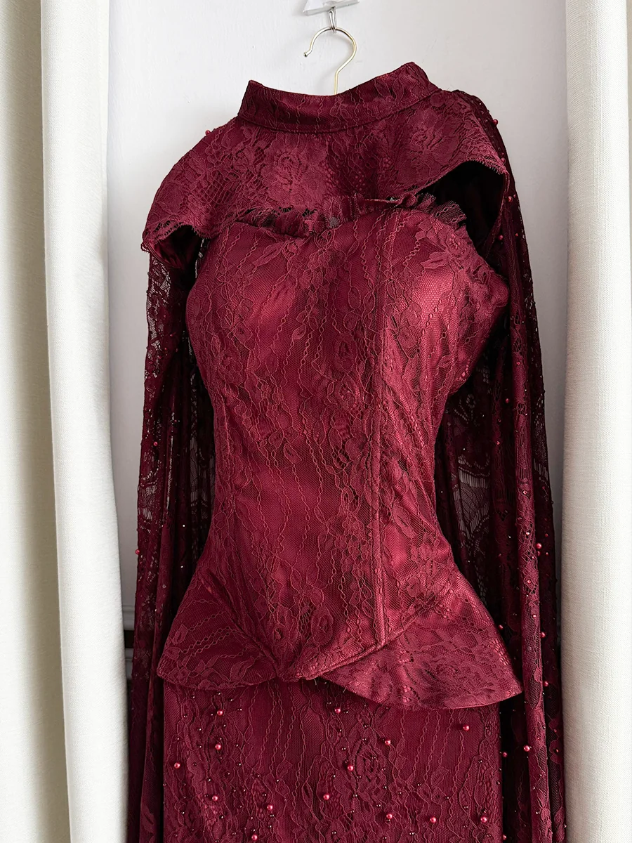 فستان دانتيل خمري بكاب طويل ومطرز بفصوص