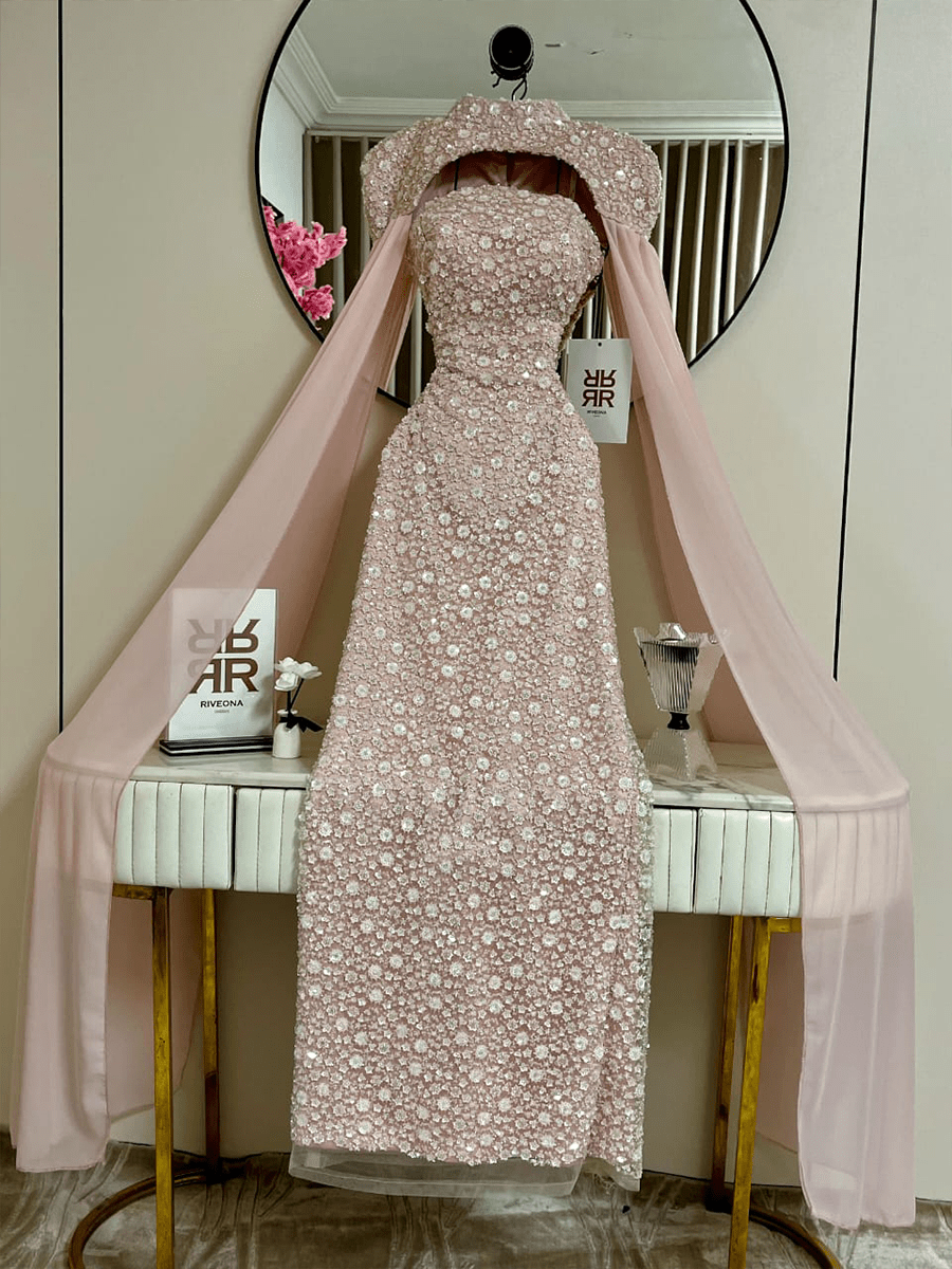 فستان سهرة وردي فاتح بتطريز كامل وذيل ناعم