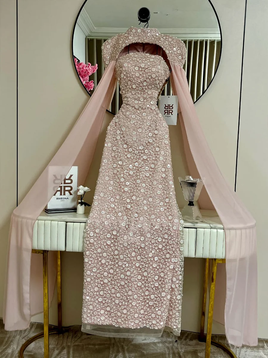 فستان سهرة وردي فاتح بتطريز كامل وذيل ناعم