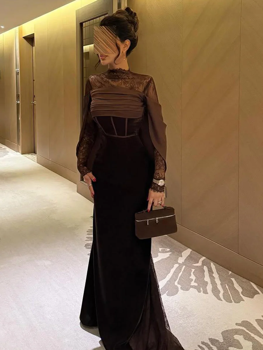 فستان مخمل بني بتفاصيل دانتيل وكاب فاخر