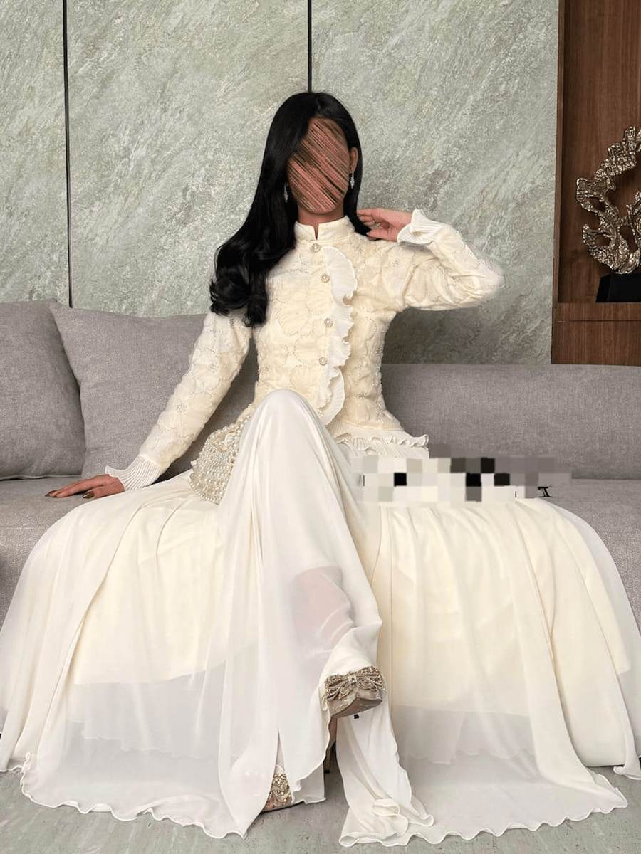 فستان أبيض بتصميم راقٍ وتطريز ناعم