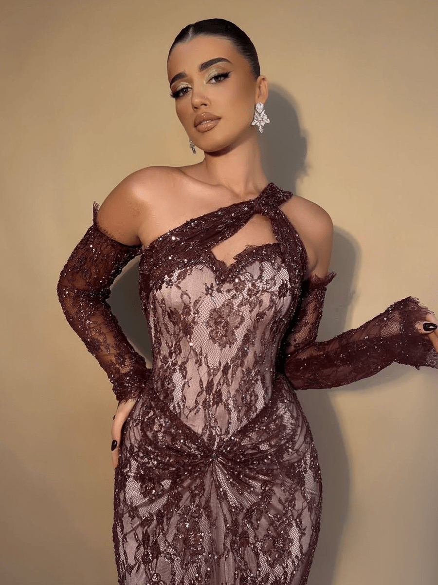 فستان دانتيل عنابي بقصة غير متناظرة مطرز بفصوص ببطانه باربي