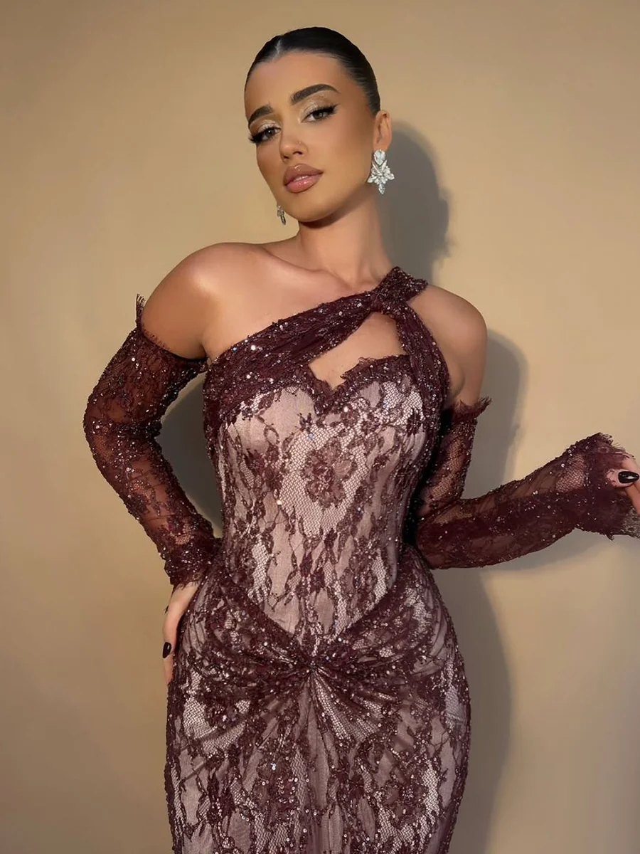 فستان دانتيل عنابي بقصة غير متناظرة مطرز بفصوص ببطانه باربي