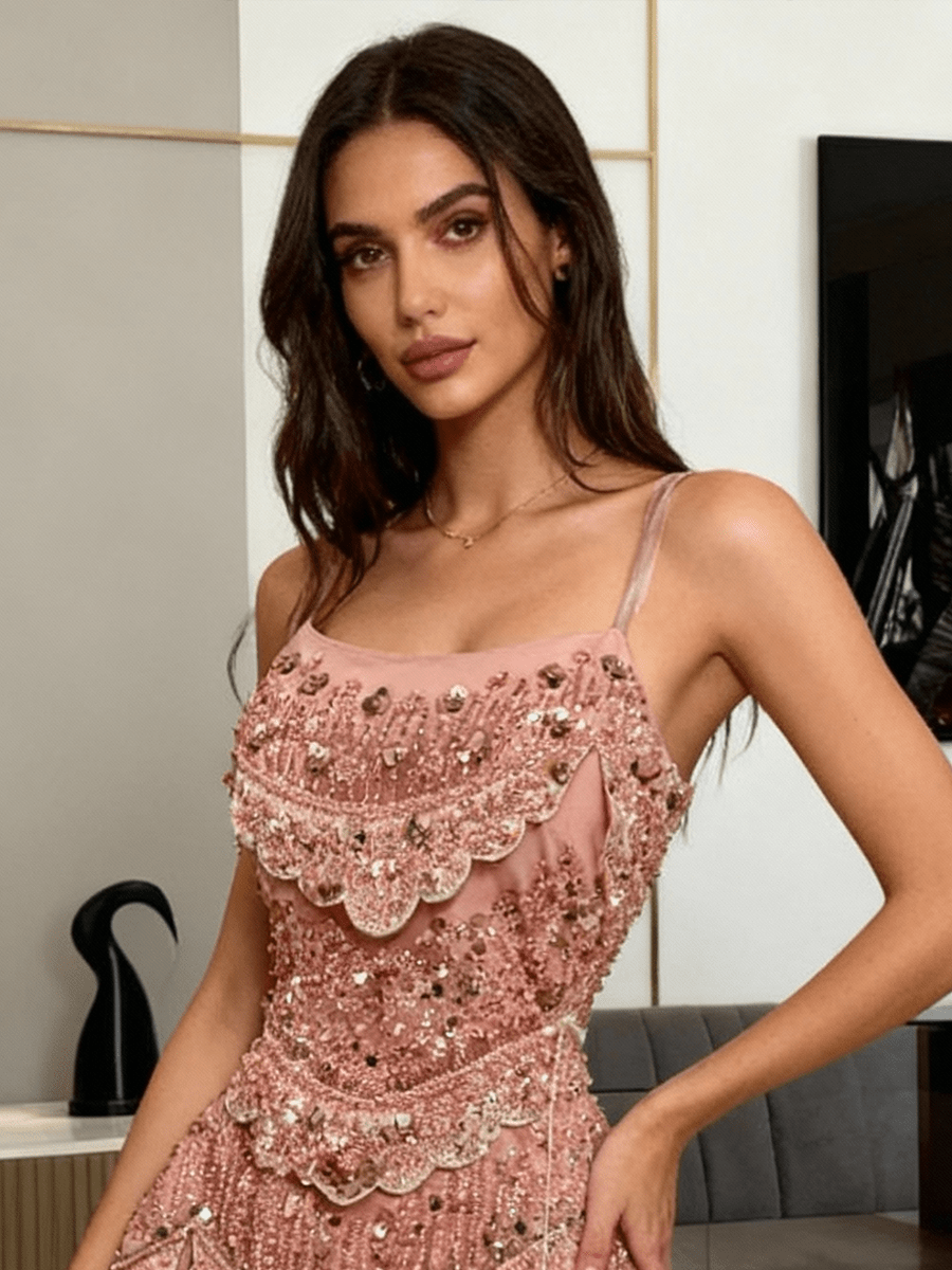 فستان وردي مطرز بتصميم طبقات ناعمة مع بطانه باربي شال شيفون