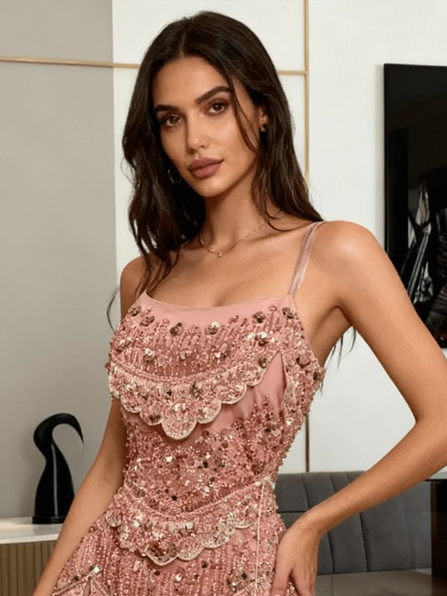 فستان وردي مطرز بتصميم طبقات ناعمة مع بطانه باربي شال شيفون