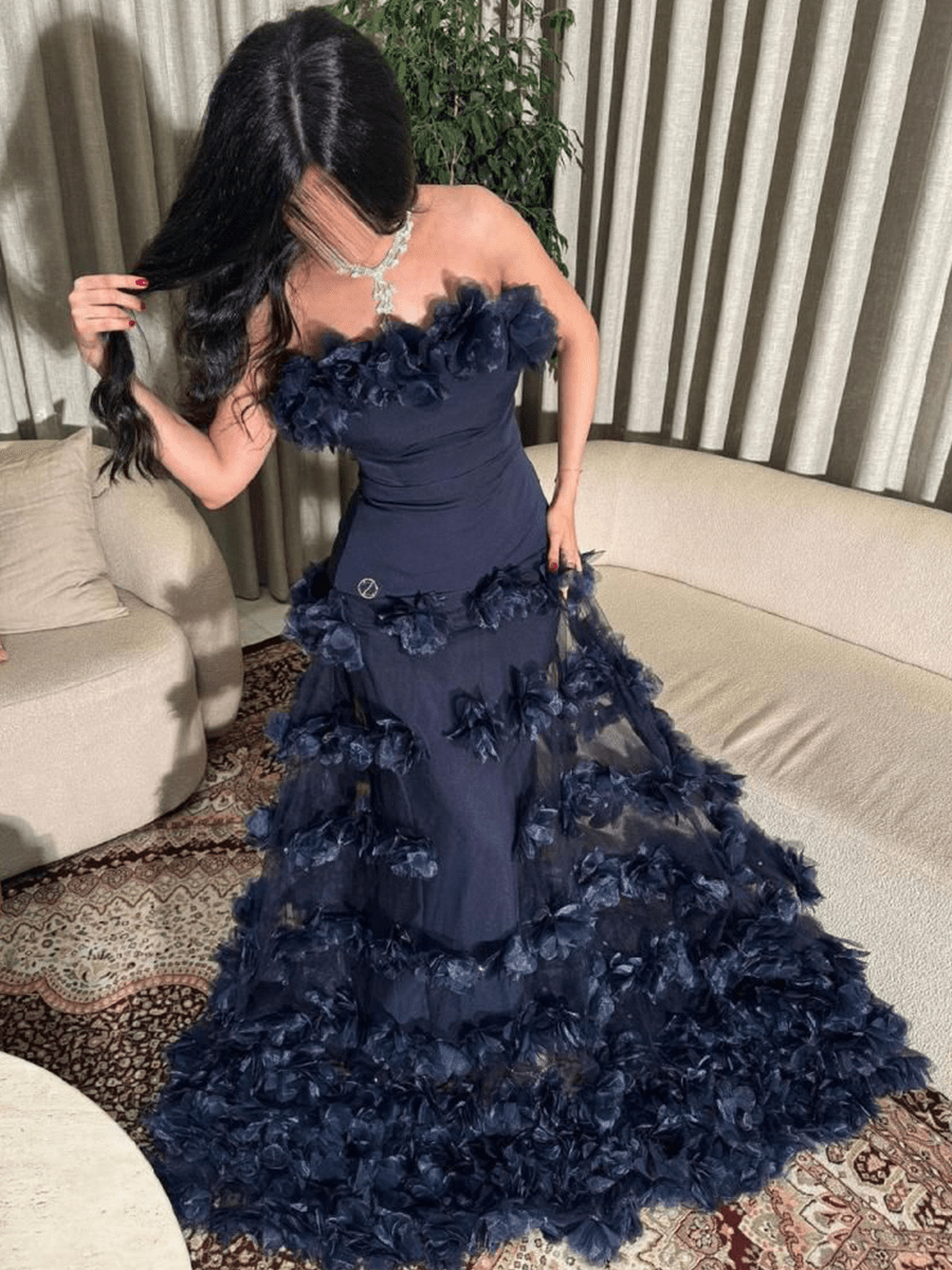 فستان سهرة كحلي منفوش بتطريزات ثلاثية الأبعاد