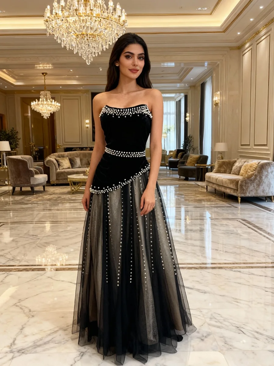 فستان سواريه أسود بتصميم عصري وتنورة شفافة