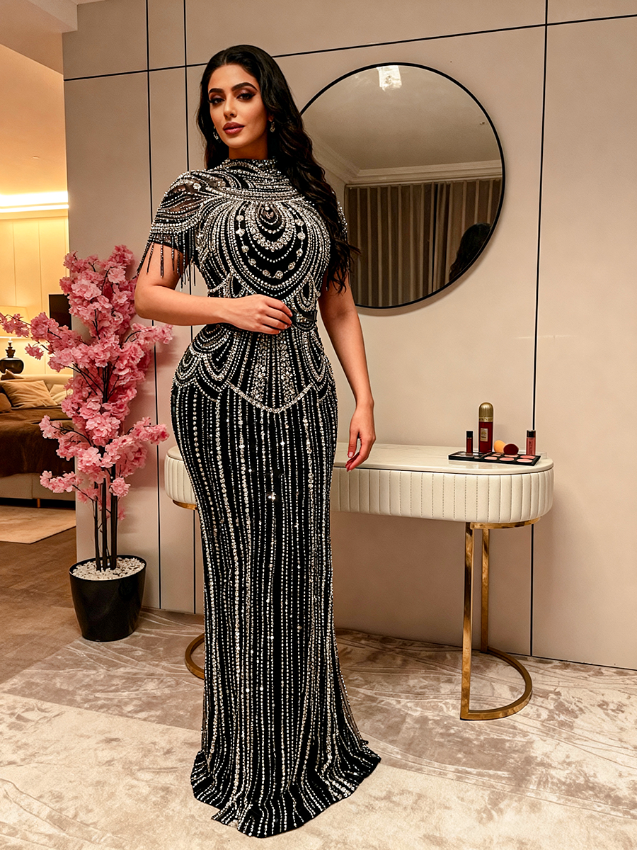 فستان سهرة أسود مطرز بالكامل بتفاصيل لامعة فاخرة
