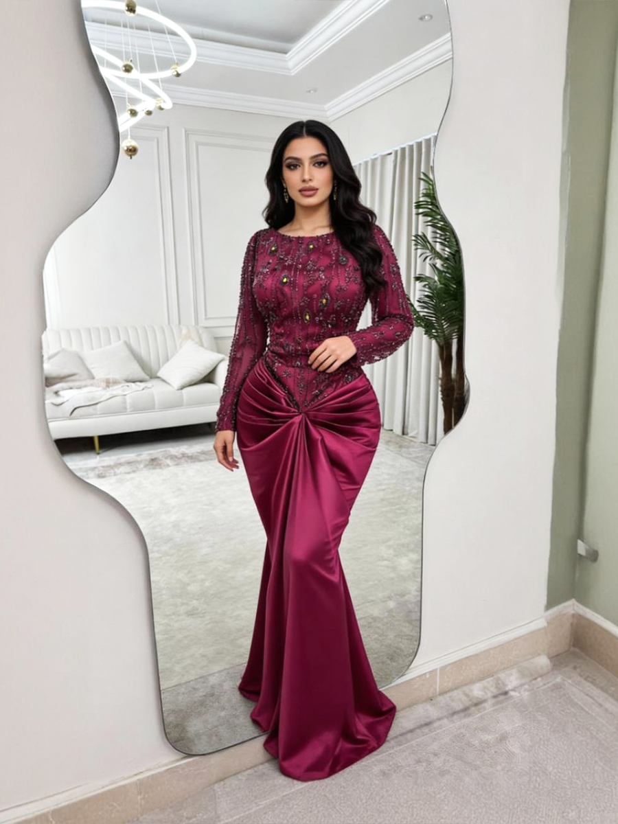 فستان سهرة عنابي بتصميم ناعم وتفاصيل أنثوية أنيقة