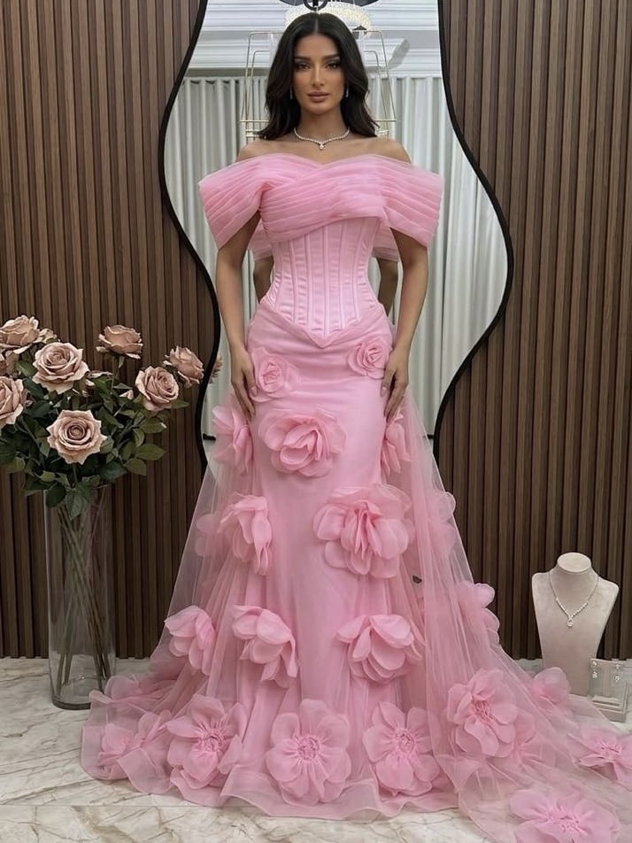 فستان أنثوي أنيق باللون الوردي.