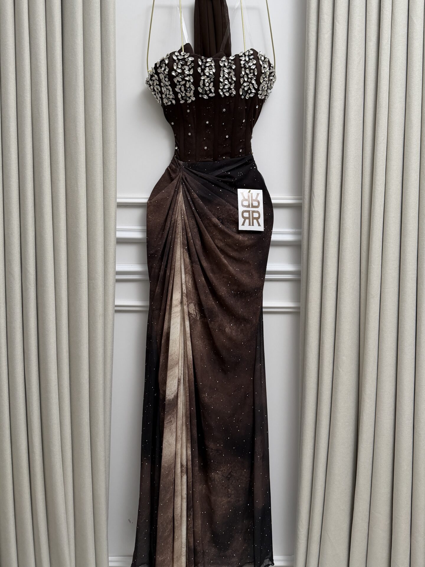 فستان سهرة باللون الموكا الغامق.