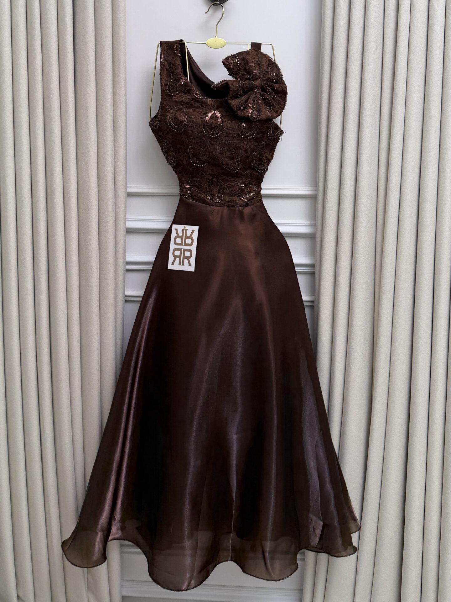 فستان أنيق باللون البني اللامع.